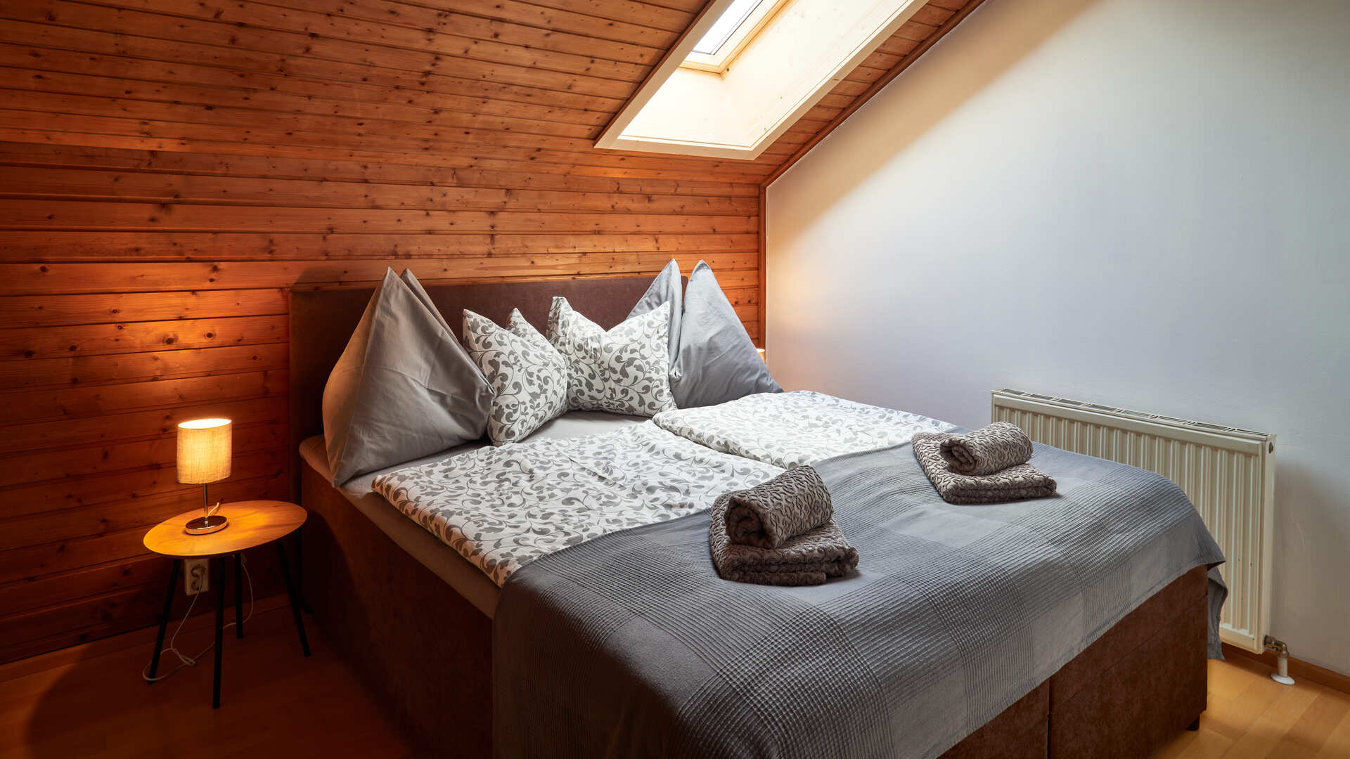 Modernes Zimmer mit gemütlichem Boxspringbett in der Frühstückspension Jeff's in Bad Goisern